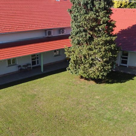 Bed and Breakfast Kira Panzio Lengyeltoti Exterior foto