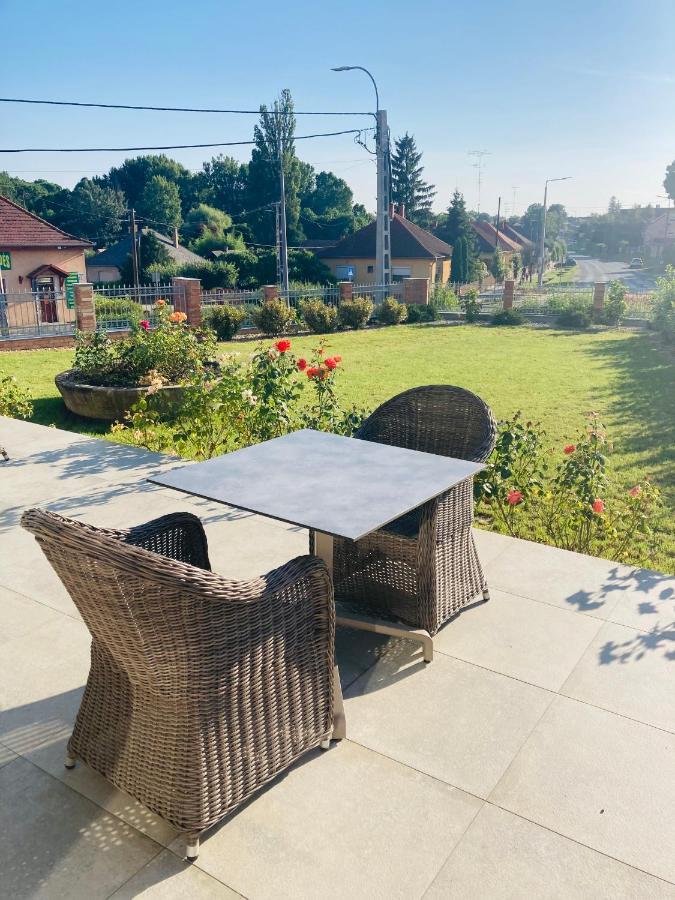 Bed and Breakfast Kira Panzio Lengyeltoti Exterior foto